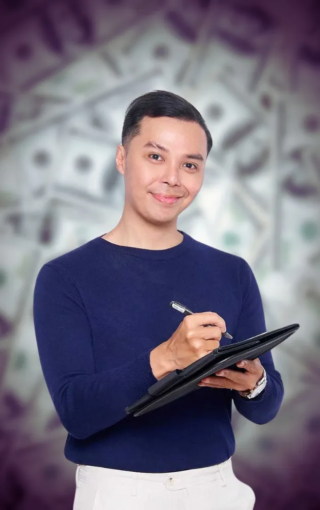 HelpSquad finance virtual assistant taking notes